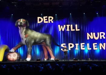 Martin Rütter - Der will nur spielen! - Der Hundeprofi 2025 in Berlin (C)Guido Engels