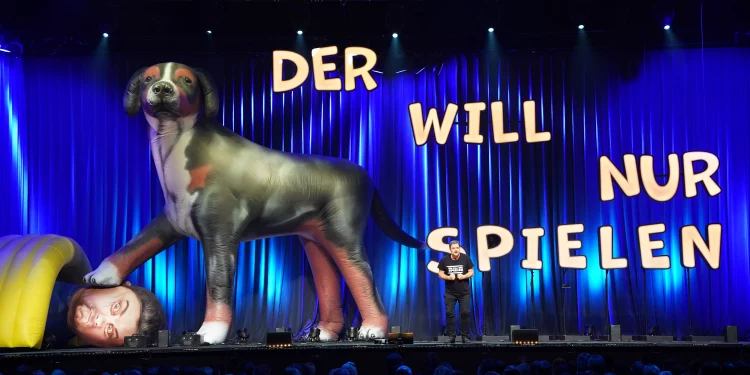 Martin Rütter - Der will nur spielen! - Der Hundeprofi 2025 in Berlin (C)Guido Engels
