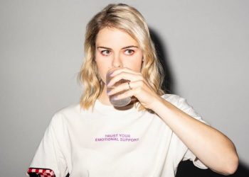 Hazel Brugger - Immer noch wach - 2025 mit Soloshow in Berlin (C)VielSpass GmbH