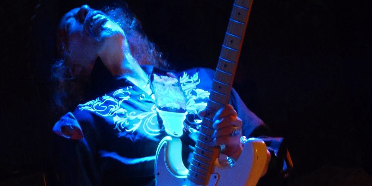 Jimi Hendrix lebt - Randy Hansen entfacht ein Gitarrenfeuerwerk im Berliner Quasimodo (C)Dennis Hahn / BerlinMagazine.de