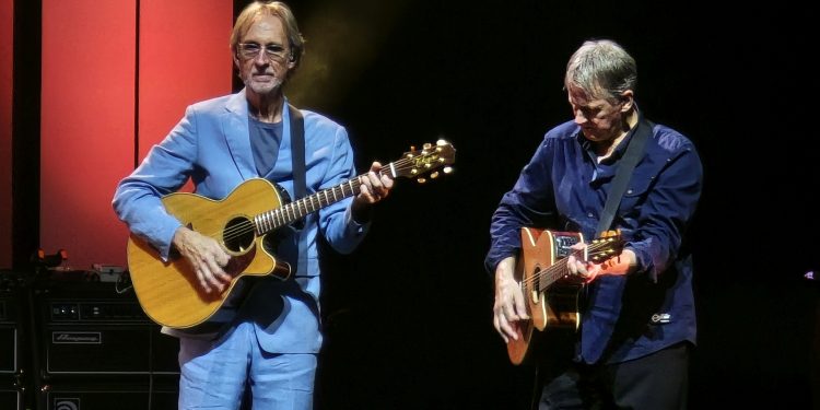 Nostalgie und neue Energie - Mike & The Mechanics lassen Tempodrom Berlin feiern (C)Dennis Hahn / BerlinMagazine.de
