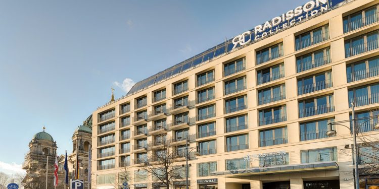 Glanzvolles Comeback mit Prominenz und Genuss - Radisson Collection Hotel Berlin feiert Grand Opening (C)Piotr Gesicki / Radisson Hotel Group