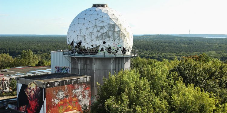 Hoch über Berlin: Das Streetfood‑Fest auf dem Teufelsberg (C)Sebastian Herrmann / Flickr