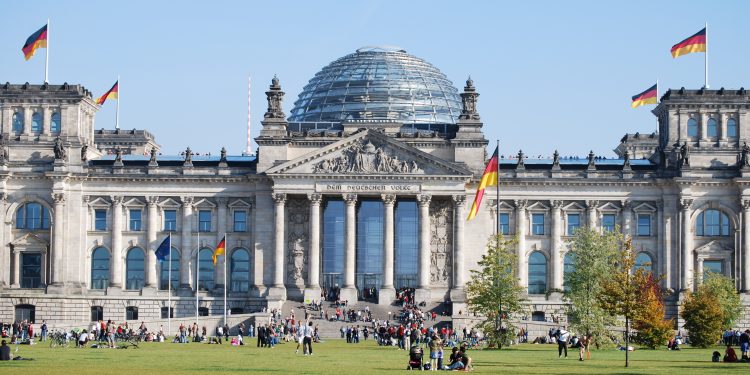 30 Jahre nach der Verhüllung: Der Berliner Reichstag erstrahlt in einer einzigartigen Lichtinstallation (C)Dennis Hahn / BerlinMagazine.de (Archiv)