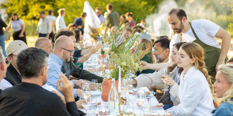Farm-to-Fire-Dinner in der Uckermark: Comedor zu Gast auf Gut Kerkow – Ein Fest für die Sinne (C)Gut Kerkow