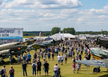 Flughafenfest Gatow 2025 – Familienfest, Fluggeschichte und spektakuläre Airshows in Berlin (C)BerlinMagazine.de AI