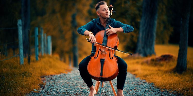 JODOKCELLO – Der barfüßige Cellist aus den Alpen verzaubert 2026 Berlin (C)Jodokcello / Bricsent Entertainment