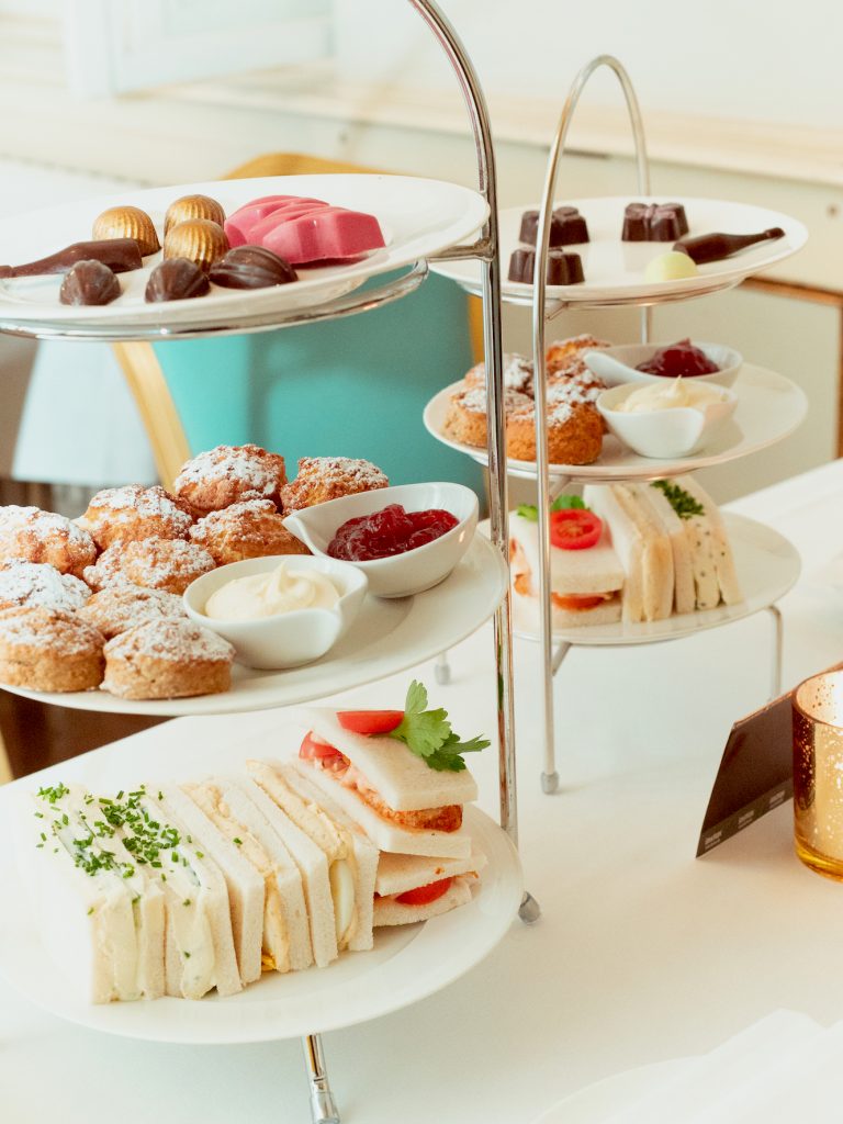 Afternoon Tea im Ermelerhaus Berlin: Britische Tradition trifft preußischen Rokoko-Glanz (C)art'otel