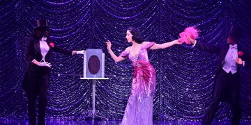 Dita Von Teese in einem opulenten Kostüm auf der Bühne. (C)Fiestaban Photo