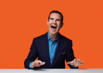 Jimmy Carr live auf der Bühne seiner Laughs Funny Tour 2026 in der Uber Arena Berlin – Stand-up Comedy im englischen Original