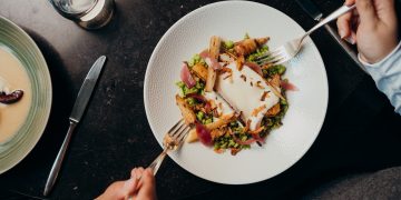 Lachs, Kalb & Kaktusfeige: Lukas Hackenberg bittet zum Valentins-Dinner ins Le Faubourg (C)Florian Kroll