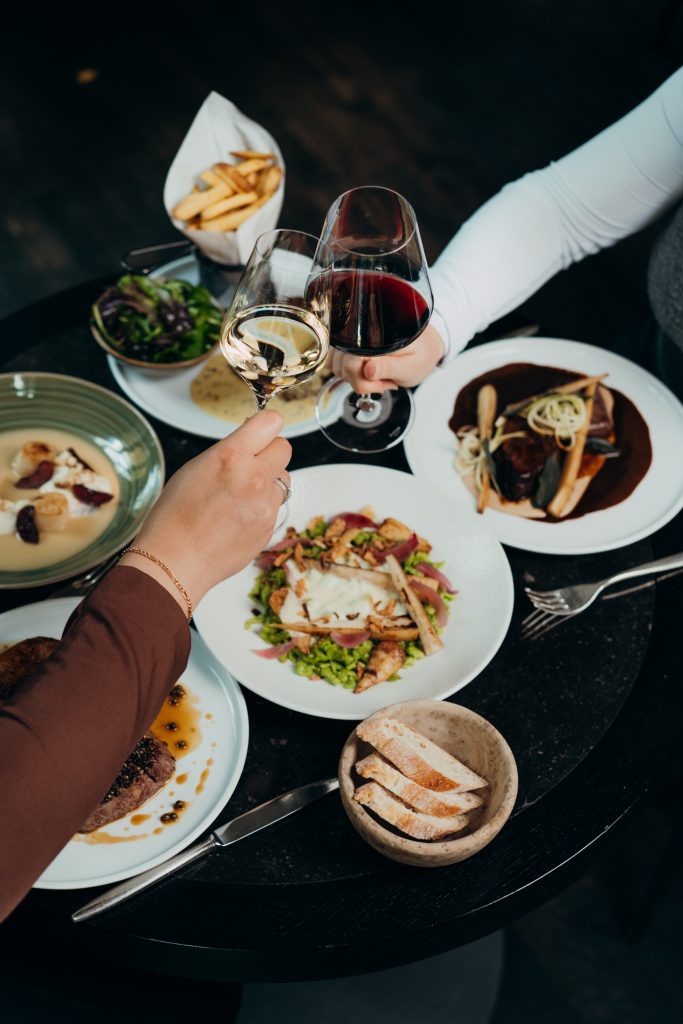 Lachs, Kalb & Kaktusfeige: Lukas Hackenberg bittet zum Valentins-Dinner ins Le Faubourg (C)Florian Kroll