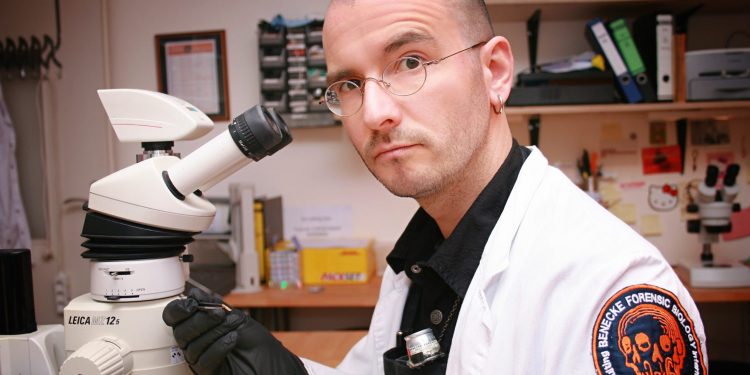 Dem Tod auf der Spur: Dr. Mark Benecke live in Berlin 2026 (C)Rocksau Pictures