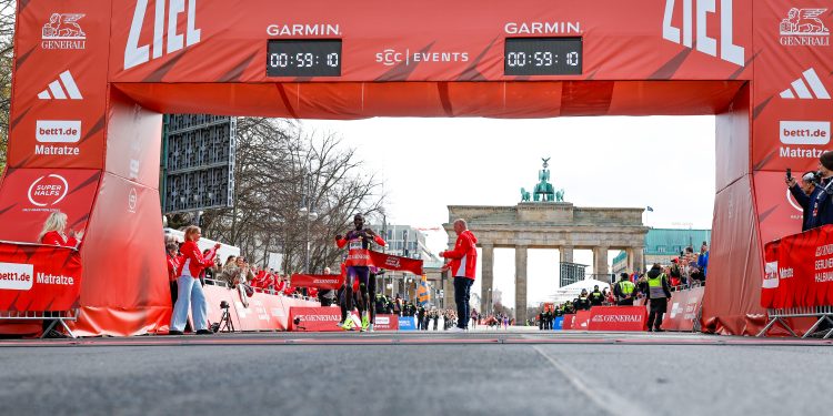 Rekordjagd in Berlin: Amanal Petros krönt den 45. Generali Berliner Halbmarathon (C)SCC Events / Jean-Marc Wiesner