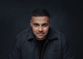 „Wollen wir beginnen?“ – Osan Yaran stürmt 2026 das Berliner Tempodrom (C)Leon Fuelber