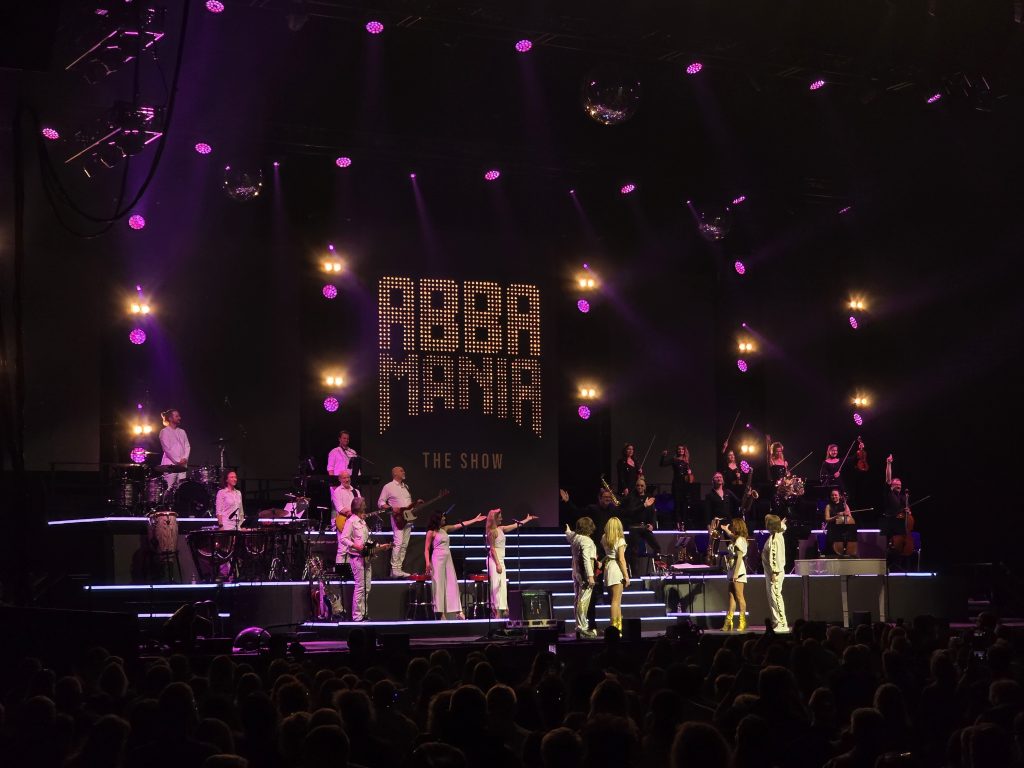 So war ABBAMANIA Berlin 2026: Glitzer-Wahnsinn in der Uber Arena (C)Dennis Hahn