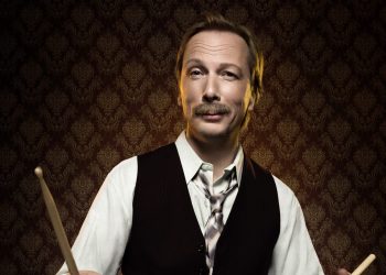 PolkaMania in Berlin: Pawel Popolski lässt in den Wühlmäusen „der Post ab durch der Decke!“ (C)Stephand Pick