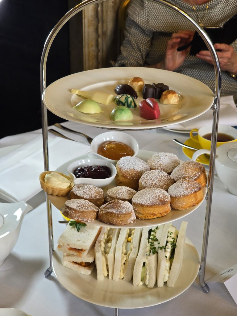 Rokoko-Rausch & Scones-Glück: Warum der Afternoon Tea im Ermelerhaus Berlins ultimativer Geheimtipp ist (C)Dennis Hahn