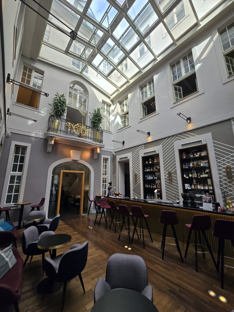 Rokoko-Rausch & Scones-Glück: Warum der Afternoon Tea im Ermelerhaus Berlins ultimativer Geheimtipp ist (C)Dennis Hahn