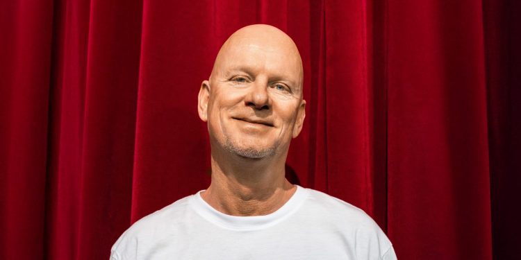 „Ja, hallo erst mal...“ – Rüdiger Hoffmann bringt 2026 die Entschleunigung zurück nach Berlin (C)Mike Warhlich