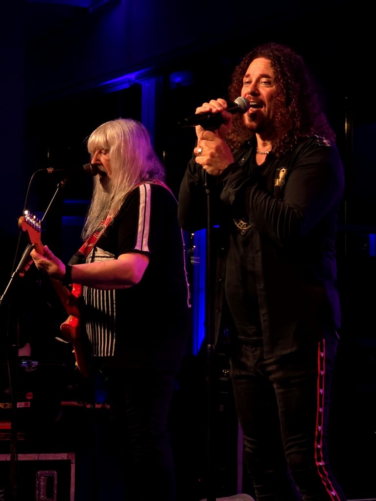 Glam-Rock im Autohaus: Wie The Sweet Berlin-Pankow komplett auf den Kopf stellten (C)Dennis Hahn