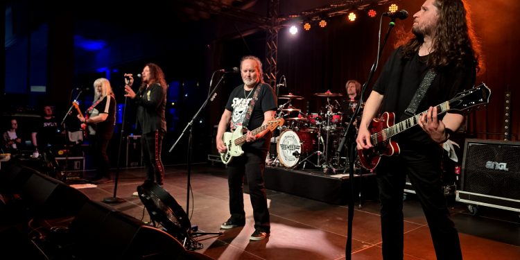 Glam-Rock im Autohaus: Wie The Sweet Berlin-Pankow komplett auf den Kopf stellten (C)Dennis Hahn