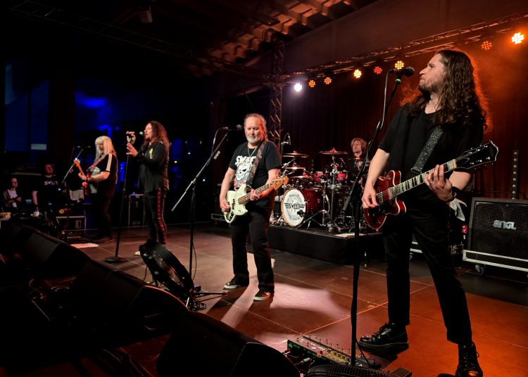 Glam-Rock im Autohaus: Wie The Sweet Berlin-Pankow komplett auf den Kopf stellten (C)Dennis Hahn