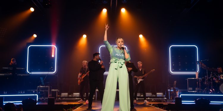 Beatrice Egli Berlin 2026 auf der Tanzen Lachen Leben Tour in der Uber Arena mit Schlager, Pop, Live-Show, Fans und großer Bühnenenergie.