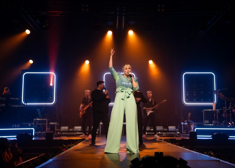 Beatrice Egli Berlin 2026 auf der Tanzen Lachen Leben Tour in der Uber Arena mit Schlager, Pop, Live-Show, Fans und großer Bühnenenergie.