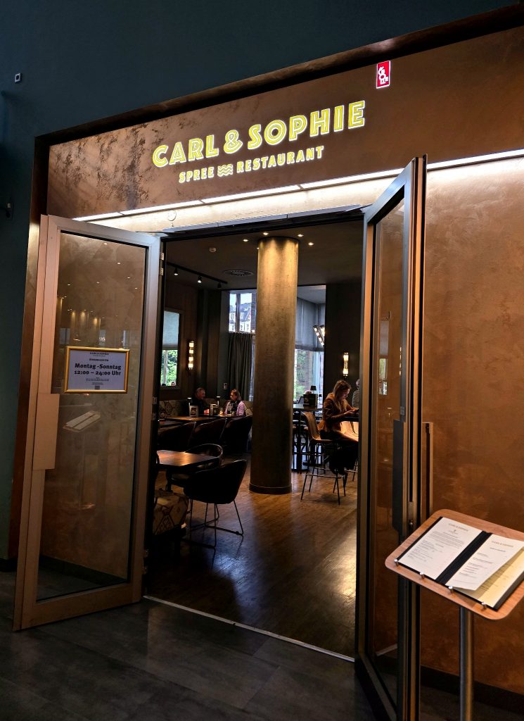 CARL & SOPHIE Berlin Restaurant Terrasse an der Spree in Moabit mit moderner Küche und Wasserblick
