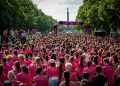 VITAMIN WELL Frauenlauf Berlin 2026 auf der Straße des 17. Juni im Tiergarten mit Läuferinnen Gemeinschaft und Brandenburger Tor (C)SCC EVENTS/camera4