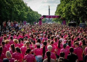 VITAMIN WELL Frauenlauf Berlin 2026 auf der Straße des 17. Juni im Tiergarten mit Läuferinnen Gemeinschaft und Brandenburger Tor (C)SCC EVENTS/camera4