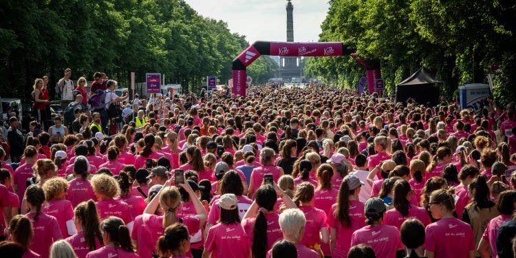 VITAMIN WELL Frauenlauf Berlin 2026 auf der Straße des 17. Juni im Tiergarten mit Läuferinnen Gemeinschaft und Brandenburger Tor (C)SCC EVENTS/camera4