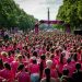 VITAMIN WELL Frauenlauf Berlin 2026 auf der Straße des 17. Juni im Tiergarten mit Läuferinnen Gemeinschaft und Brandenburger Tor (C)SCC EVENTS/camera4