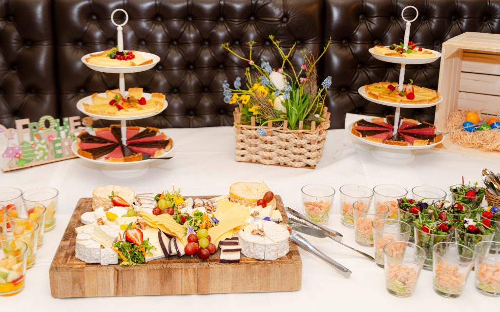 Muttertags-Lunch Berlin 2026 bei Ganymed Brasserie und Brechts Steakhaus mit Grillbuffet, Seafood, Champagner, Desserts und Live-Musik.