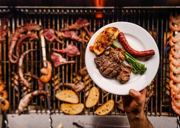 Muttertags-Lunch Berlin 2026 bei Ganymed Brasserie und Brechts Steakhaus mit Grillbuffet, Seafood, Champagner, Desserts und Live-Musik.