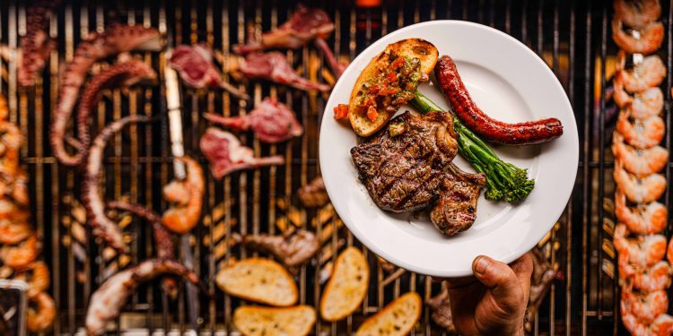 Muttertags-Lunch Berlin 2026 bei Ganymed Brasserie und Brechts Steakhaus mit Grillbuffet, Seafood, Champagner, Desserts und Live-Musik.