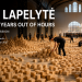 Lina Lapelytė We Make Years Out of Hours im Hamburger Bahnhof Berlin mit 400.000 Holzwürfeln und Performance