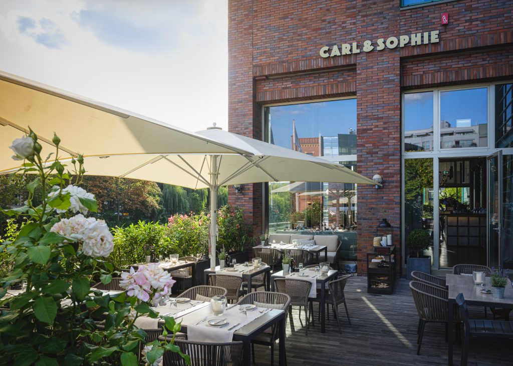 CARL & SOPHIE Berlin Restaurant Terrasse an der Spree in Moabit mit moderner Küche und Wasserblick (C)Wolfgang Stahr