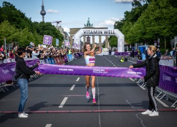 VITAMIN WELL Frauenlauf Berlin 2026 mit Teilnehmerinnen im Tiergarten auf der Straße des 17. Juni (C)Camera4/Tilo Wiedensohler
