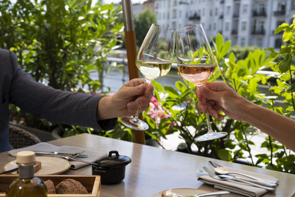 CARL & SOPHIE Berlin Restaurant Terrasse an der Spree in Moabit mit moderner Küche und Wasserblick (C)Ariane Bille