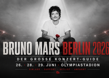 Schwarz-weißes Bruno-Mars-Porträt mit roter Rose vor einer Stadionkulisse zum Berliner Konzert-Guide 2026