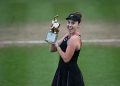 Linda Noskova nach ihrem Finalsieg gegen Jessica Pegula bei den Berlin Tennis Open 2026 im Steffi-Graf-Stadion