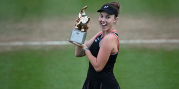 Linda Noskova nach ihrem Finalsieg gegen Jessica Pegula bei den Berlin Tennis Open 2026 im Steffi-Graf-Stadion