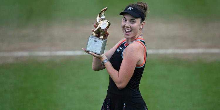 Linda Noskova nach ihrem Finalsieg gegen Jessica Pegula bei den Berlin Tennis Open 2026 im Steffi-Graf-Stadion