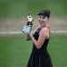 Linda Noskova nach ihrem Finalsieg gegen Jessica Pegula bei den Berlin Tennis Open 2026 im Steffi-Graf-Stadion