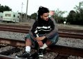 J. Cole live auf der Bühne während eines Hip-Hop-Konzerts