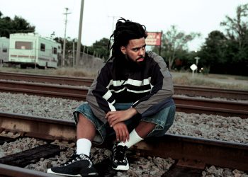 J. Cole live auf der Bühne während eines Hip-Hop-Konzerts