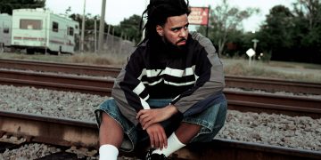 J. Cole live auf der Bühne während eines Hip-Hop-Konzerts