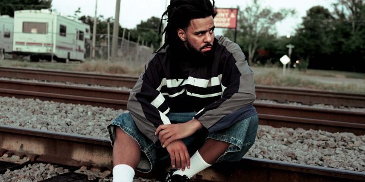 J. Cole live auf der Bühne während eines Hip-Hop-Konzerts